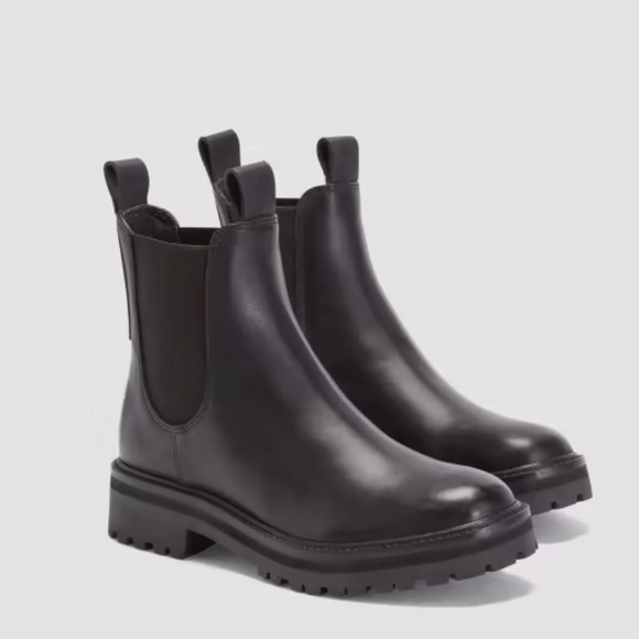 Everlane Shoes - NEW Everlane Black Leather Lug Sole Chelsea Bootie in Size 10.5